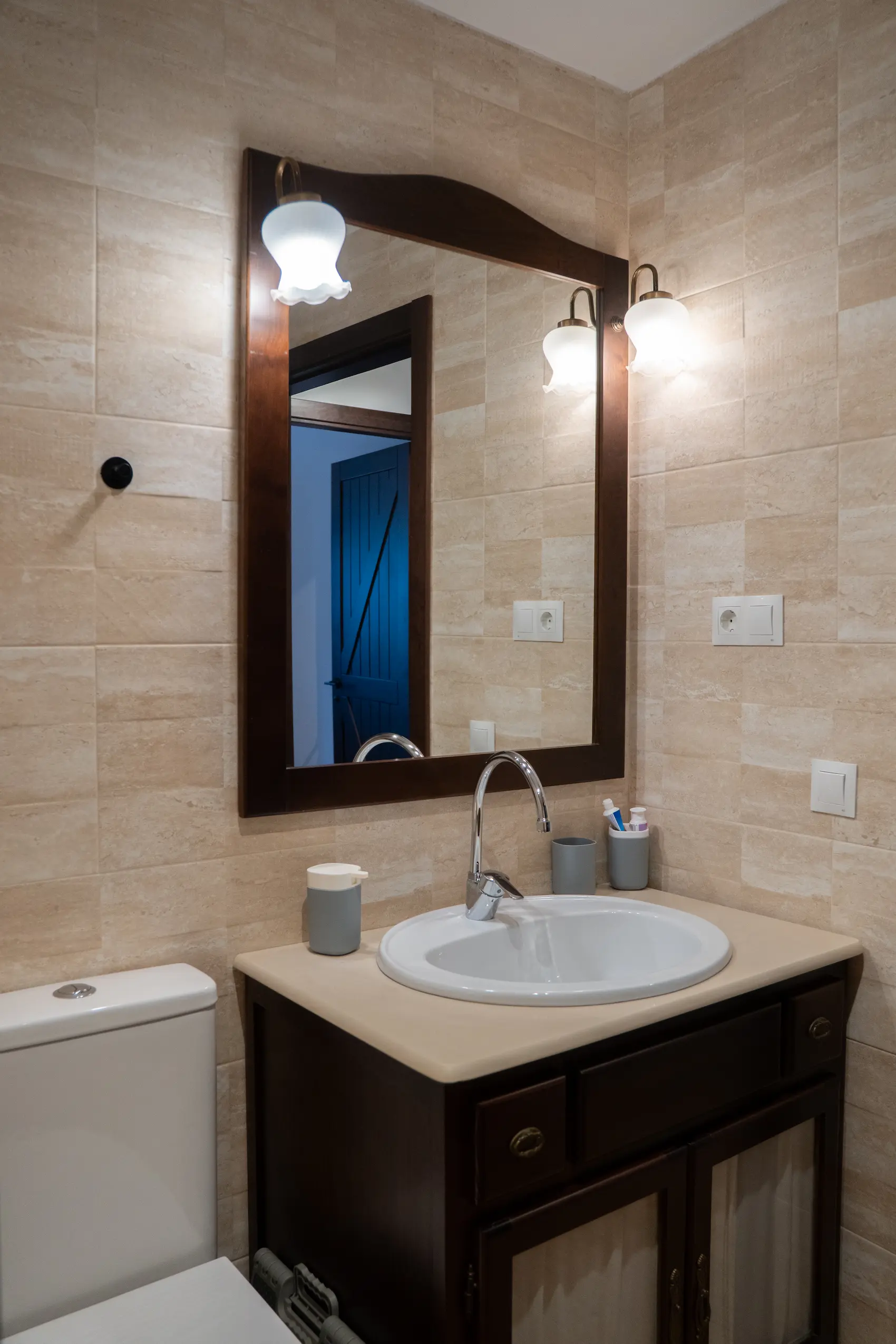 Espejo y lavabo del baño