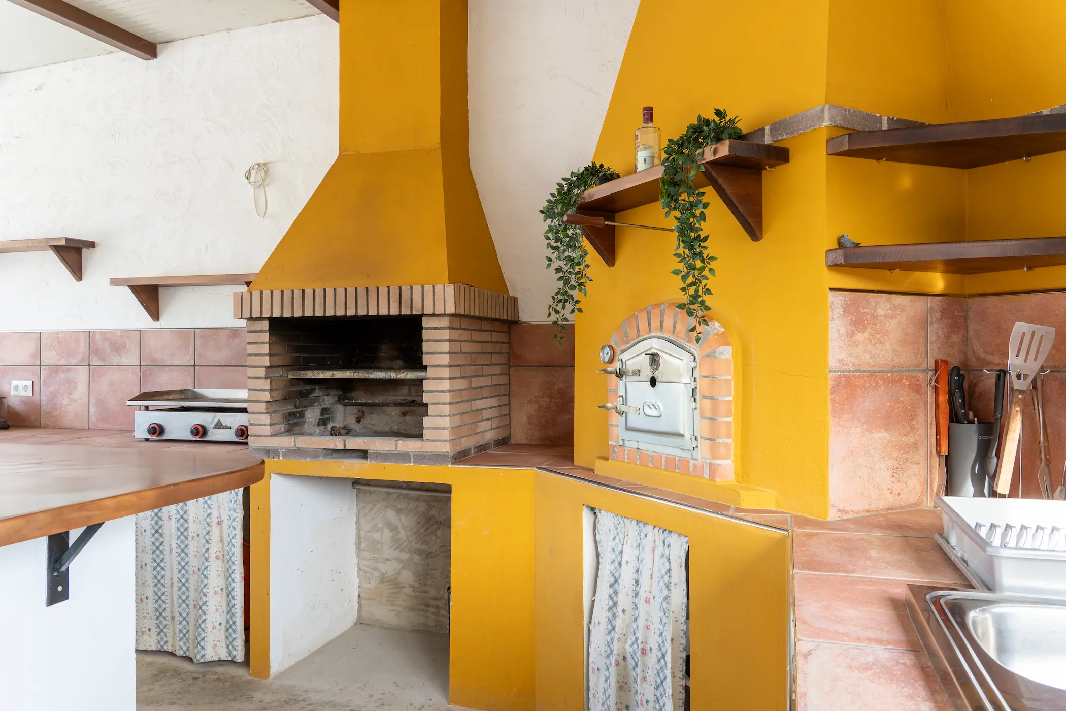 Detalle del horno exterior y zona exterior