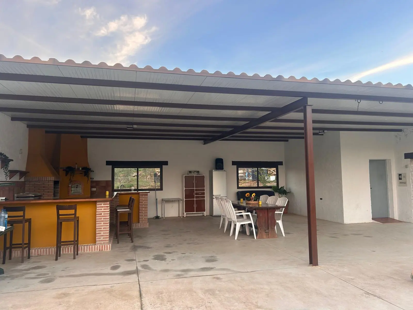 Zona de barbacoa completa vista desde frente