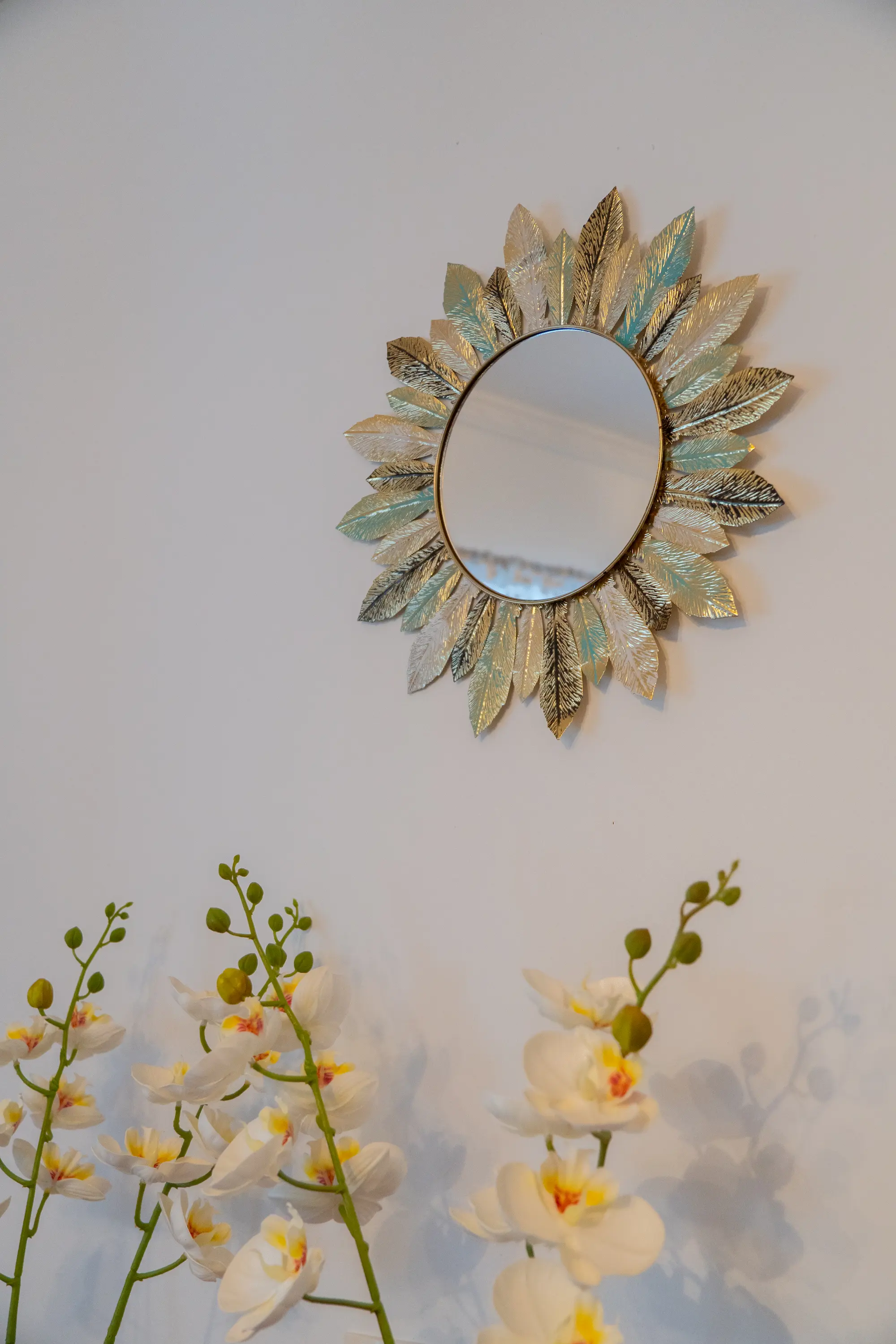 Detalle interior con pared y espejo