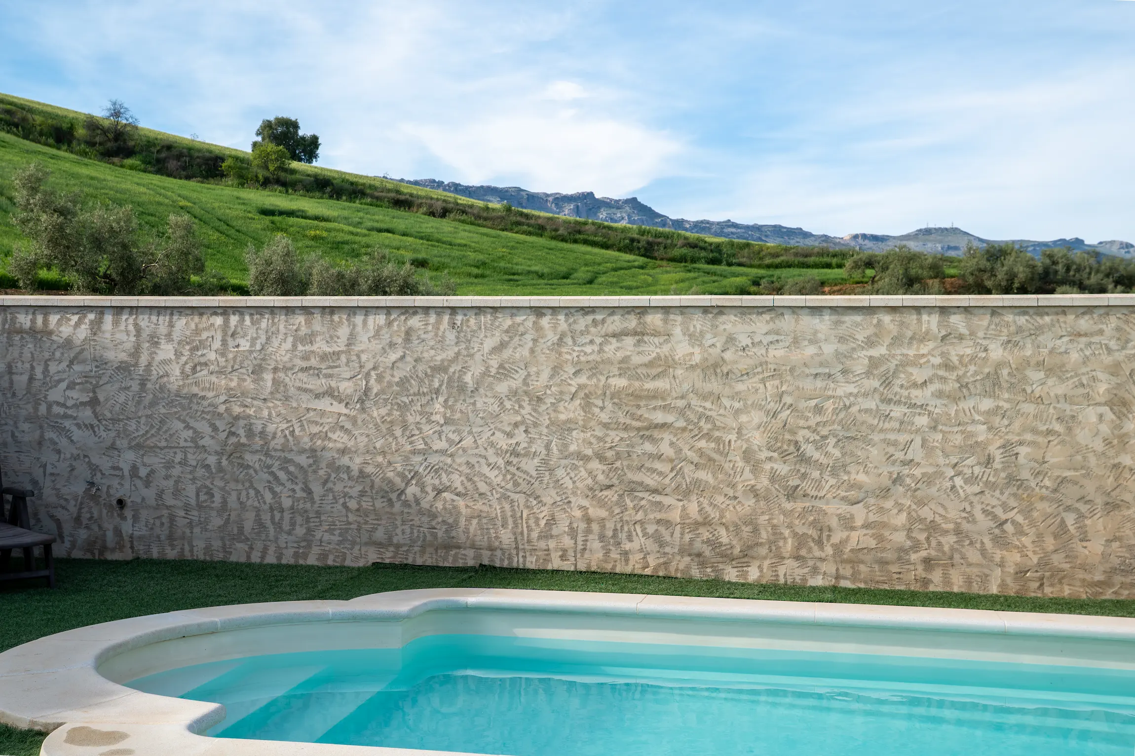 Piscina y entorno natural